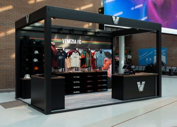 Il Venezia FC atterra all’aeroporto Marco Polo con un nuovo temporary store