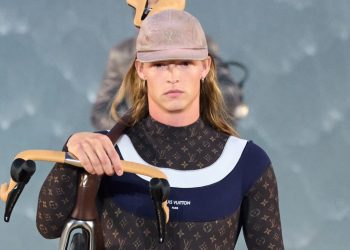 Pinarello fa sfilare un’esclusiva Dogma F sulla passerella di Louis Vuitton
