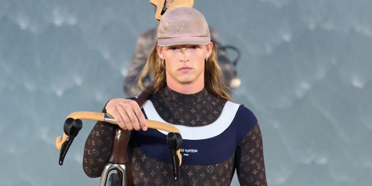 Pinarello fa sfilare un’esclusiva Dogma F sulla passerella di Louis Vuitton